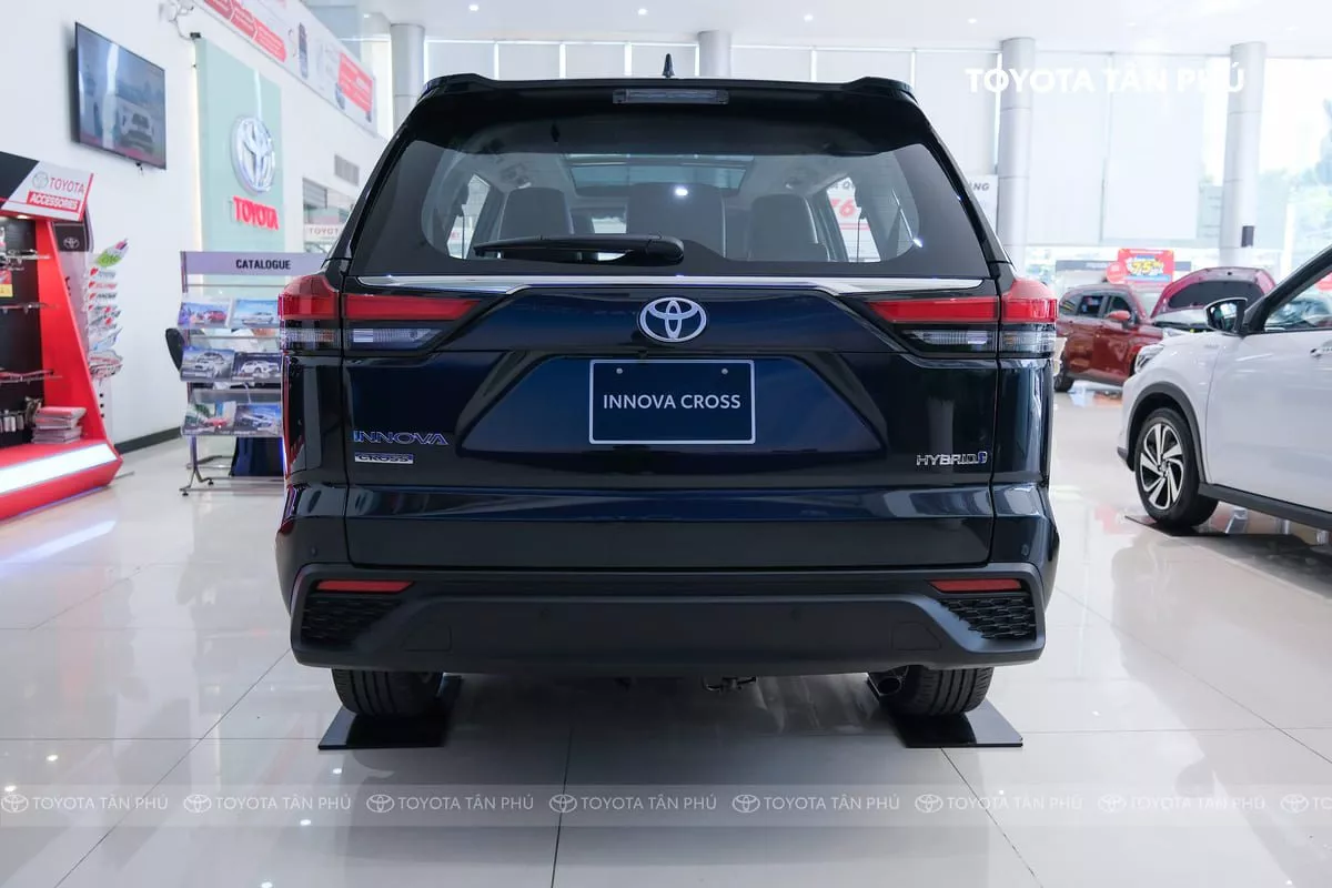 Ngoại thất Toyota Innova Cross 2024 - Đuôi xe, Cụm đèn hậu