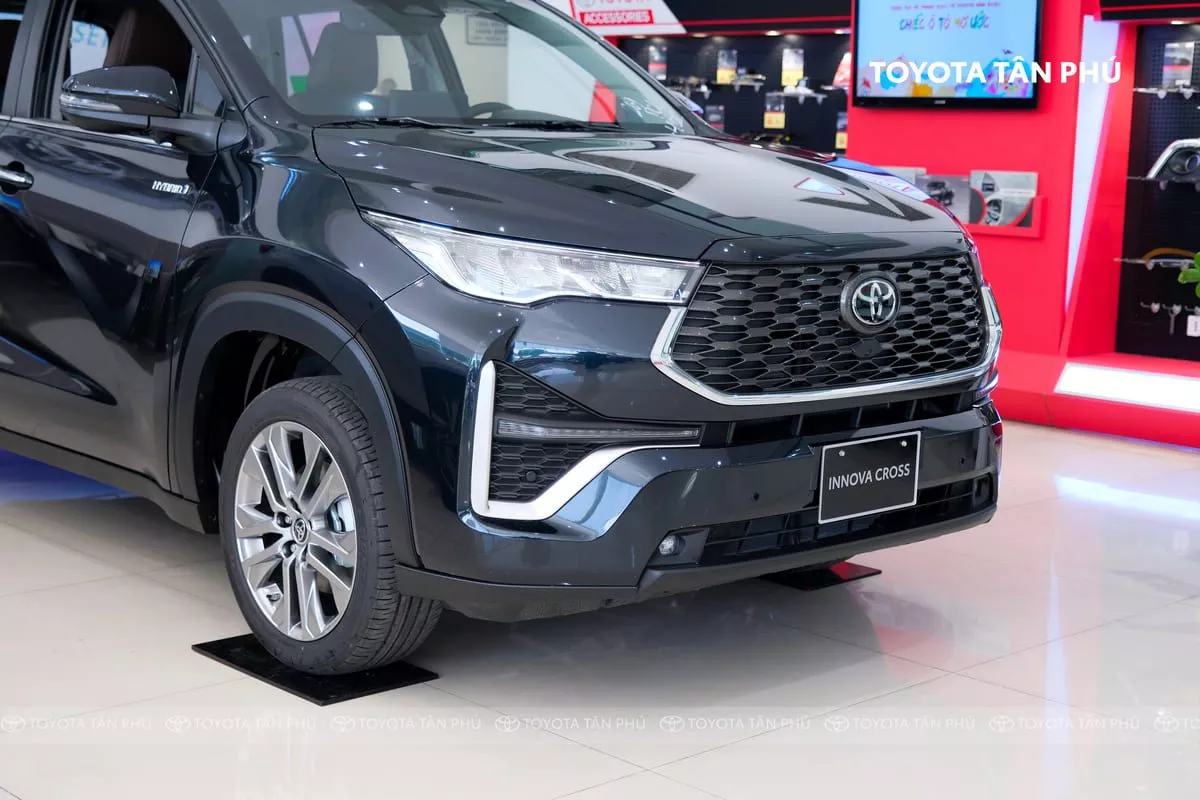 Ngoại thất Toyota Innova Cross 2024 - Đầu xe, cụm đèn trước, đèn sương mù