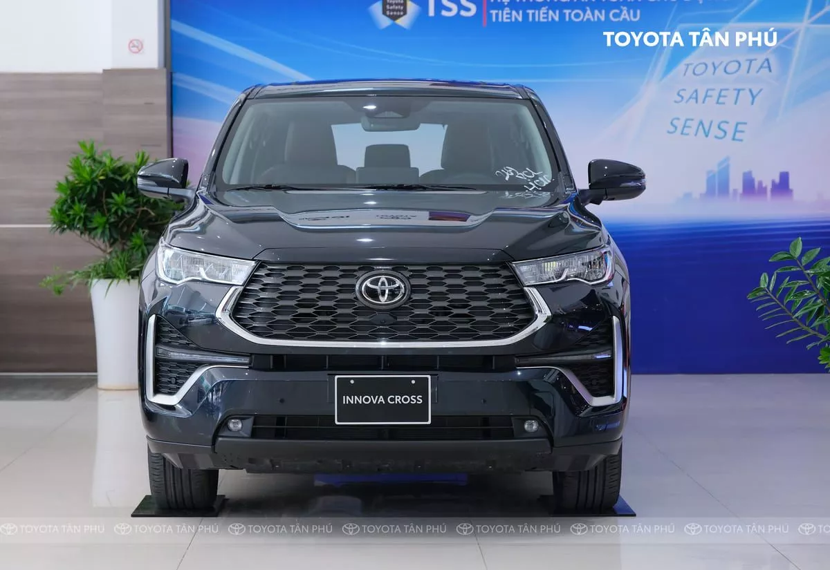 Ngoại thất Toyota Innova Cross 2024 - Đầu xe