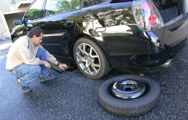 Hướng dẫn thay lốp dự phòng