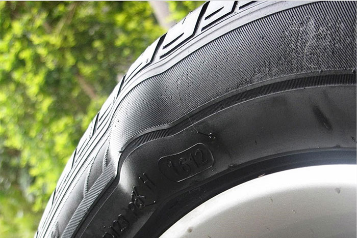 Dấu hiệu lốp xe cần thay mới ngay: Lốp xe bị phồng rộp hoặc nứt