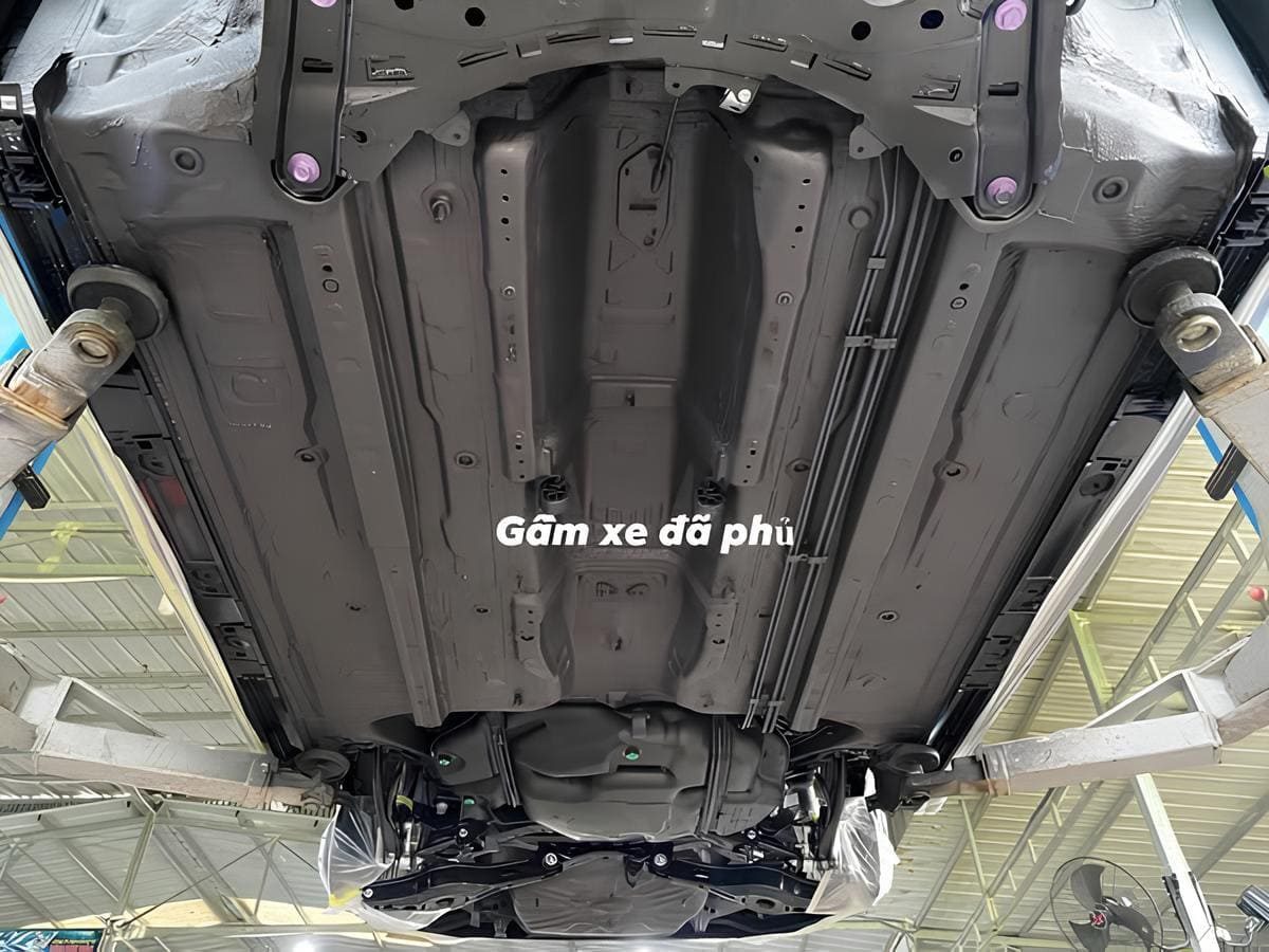Tác dụng phủ gầm xe ô tô: Dễ Dàng Vệ Sinh & Bảo Dưỡng Gầm Xe: