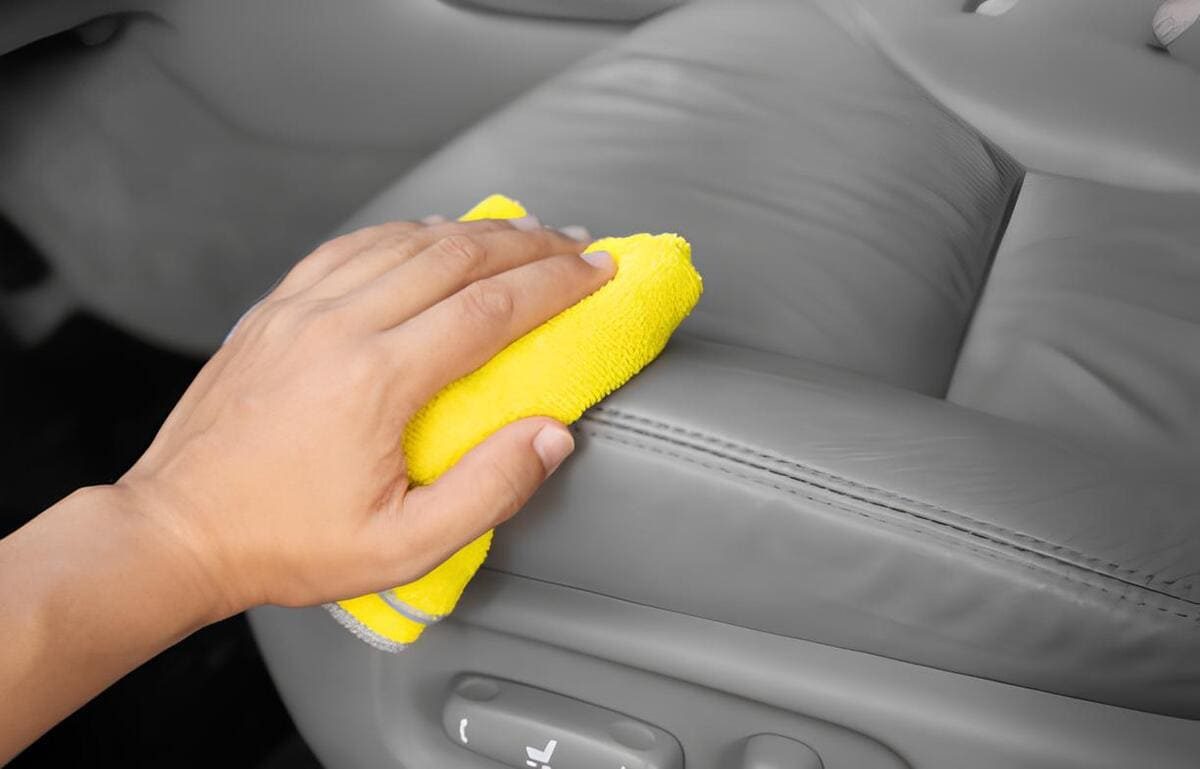 Các dụng cụ cần thiết để vệ sinh ghế da xe ô tô đúng cách