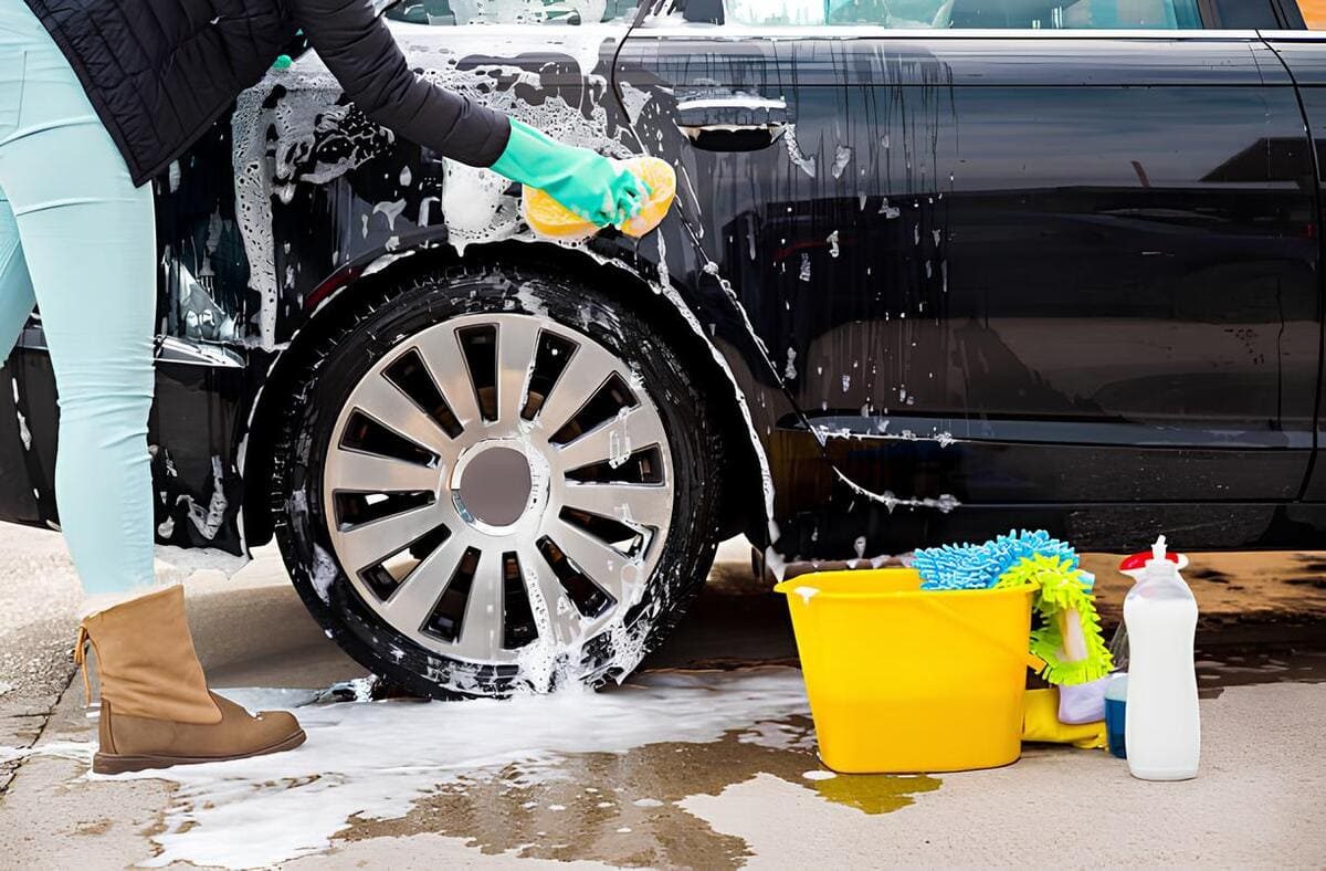 Sai lầm khi rửa xe ô tô: Sử dụng xà phòng rửa chén hoặc chất tẩy rửa mạnh