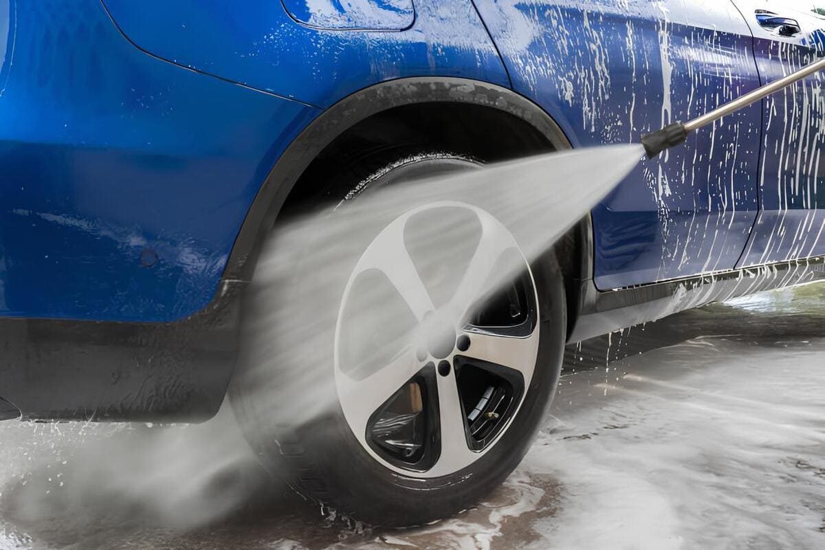 Rửa xe ô tô đúng cách: xịt rửa gầm xe cẩn thận