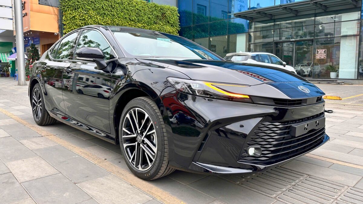 ngoại thất Toyota Camry 2025