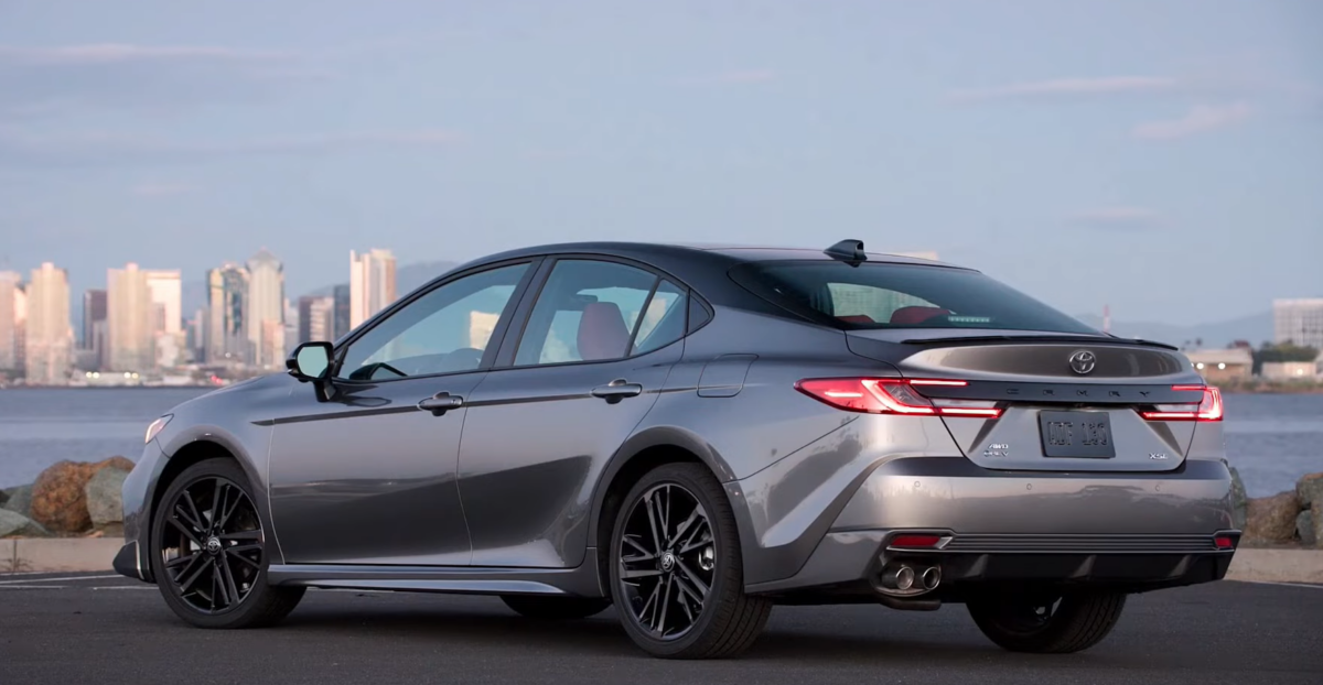 duoi xe toyota camry