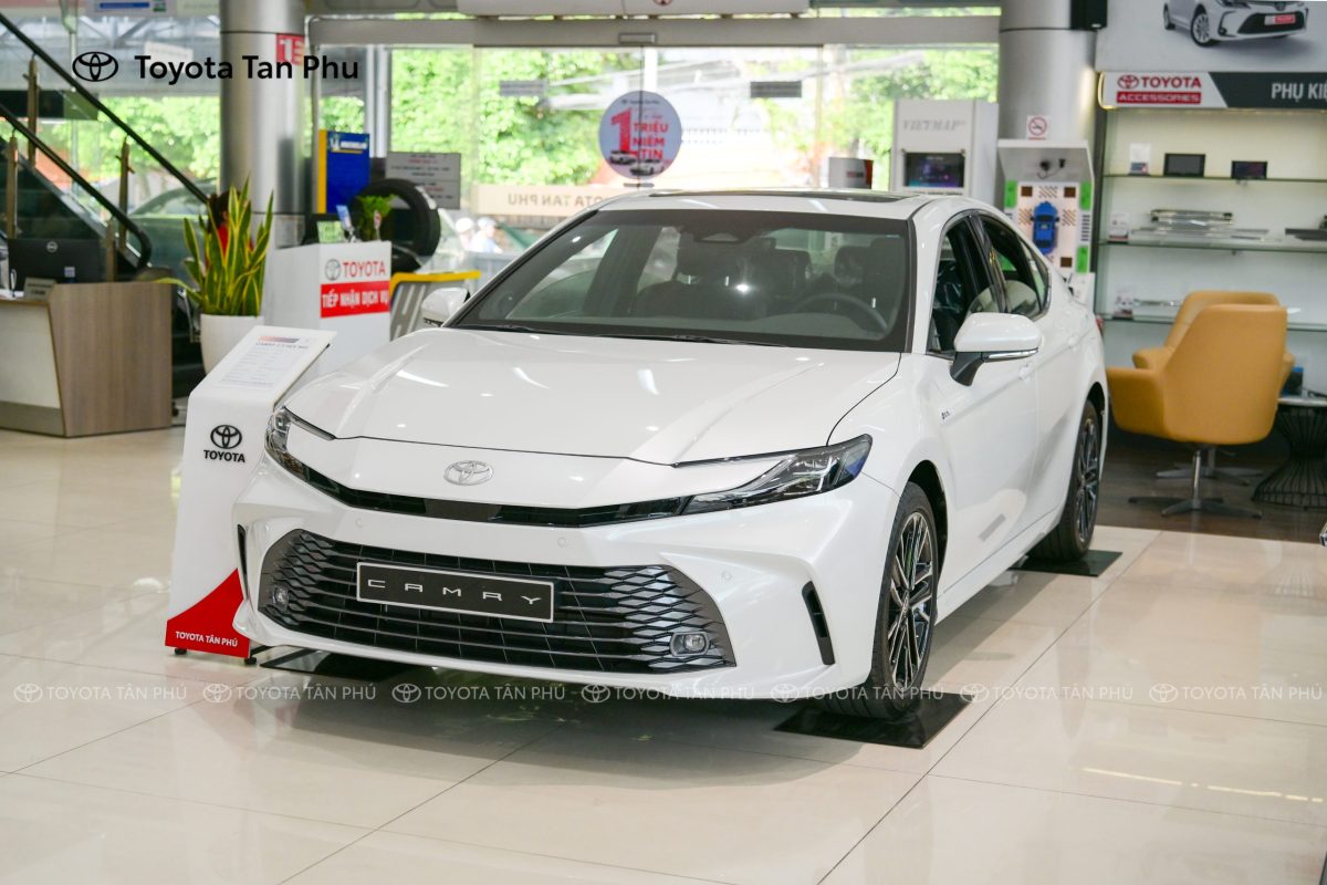 Toyota Camry Trắng 2025