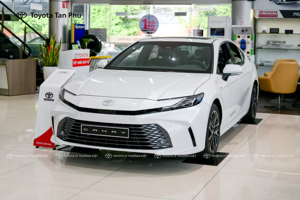 Toyota Camry Trắng 2025