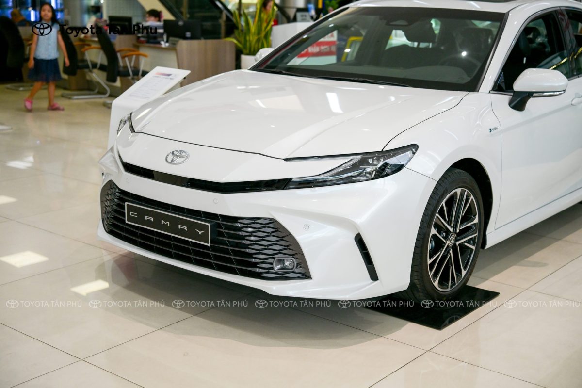 Toyota Camry Trắng 2025