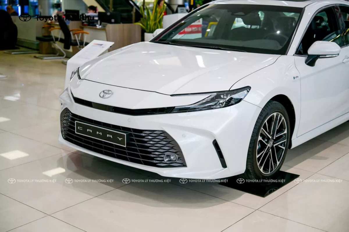 Toyota Camry Trắng 2025