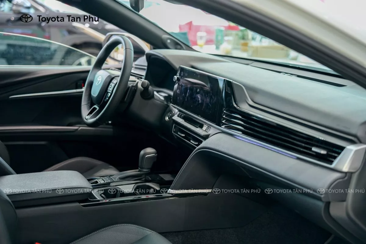Toyota Camry 2025 – Ưu Đãi Khủng Lên Đến 150 Triệu Đồng 4 Toyota Camry Trắng 2025