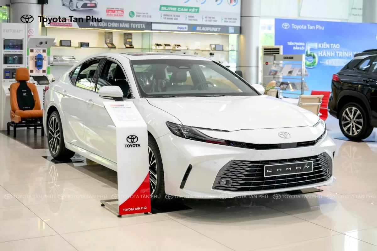 Toyota Camry 2025 – Ưu Đãi Khủng Lên Đến 150 Triệu Đồng 6 Toyota Camry Trắng 2025