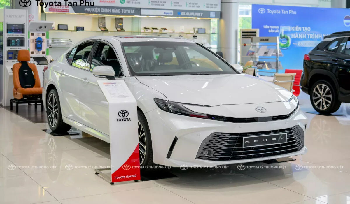 Toyota Camry Trắng 2025