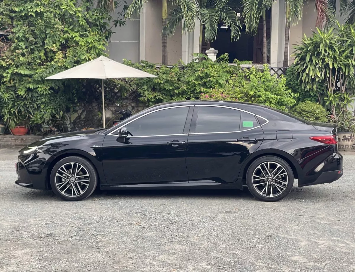 Toyota Camry 2.5Hev-Mid 2025 4 Toyota Camry 2.5Hev-Mid 2025